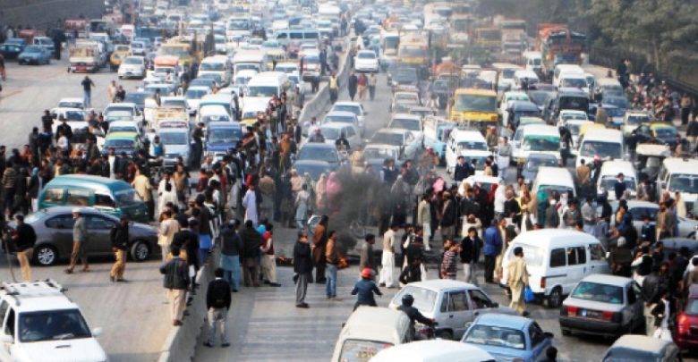 بدترین لوڈشیڈنگ ، صورتحال سے تنگ آئے شہریوں کا جی ٹی روڈ پر احتجاجی مظاہرہ بدترین لوڈشیڈنگ ، صورتحال سے تنگ آئے شہریوں کا جی ٹی روڈ پر احتجاجی مظاہرہ