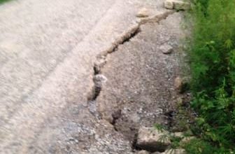 Gujar Khan; Large cracks appear on Jabbar road Gujar Khan; Large cracks appear on Jabbar road