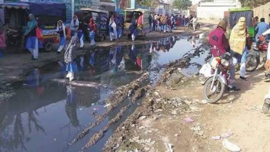 Blocked sewerage water spill on to homes in Chak Bale Khan Blocked sewerage water spill on to homes in Chak Bale Khan