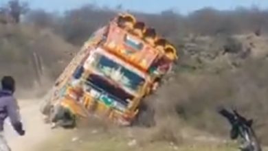 Kallar Syedan; Truck overturns at Kallar Dhuangalli road, two injured (See video)