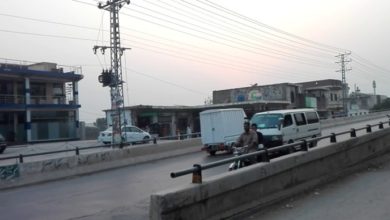 Kallar Syedan: A mob of hundreds attacked and vandalized the provincial government’s Toll Tax Plaza on Rawat Kallar Dhuangali Road.