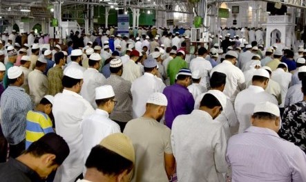 Chakswari, AJK; Imam congratulated in Boha Kallan Masjid along with rest of the country on completing reciting of the Quran at Namaz e Travee Chakswari, AJK; Imam congratulated in Boha Kallan Masjid along with rest of the country on completing reciting of the Quran at Namaz e Travee