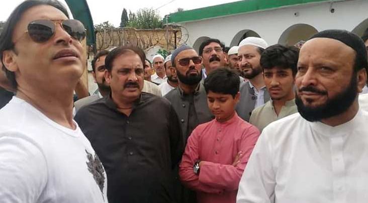 Kahuta; Rawalpindi Express Shoaib Akhtar stops in Baghar Shareef to meet Dr Sajid Ur Rehman