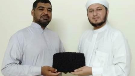 Dubai; Hafiz Jamil Amin of Nala Musalmana presented with Jinnah cap for teaching children free classes of Quran teaching Dubai; Hafiz Jamil Amin of Nala Musalmana presented with Jinnah cap for teaching children free classes of Quran teaching