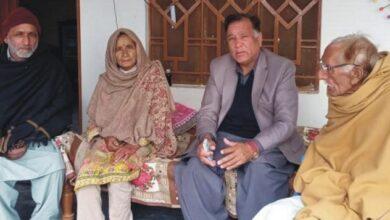 Kahuta: Raja Ishtiaq Ahmed visits the house of the victim of the theft for the second time