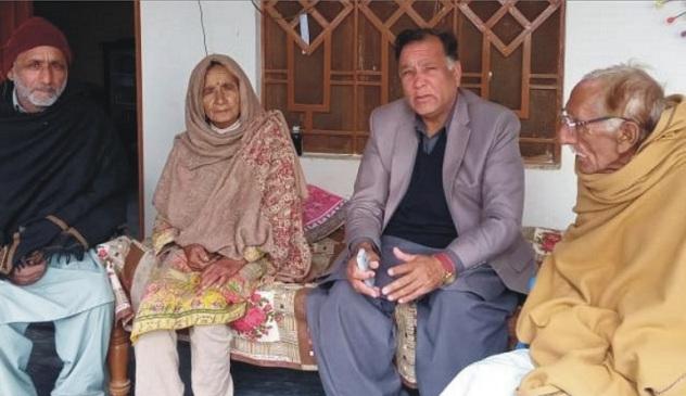 Kahuta: Raja Ishtiaq Ahmed visits the house of the victim of the theft for the second time