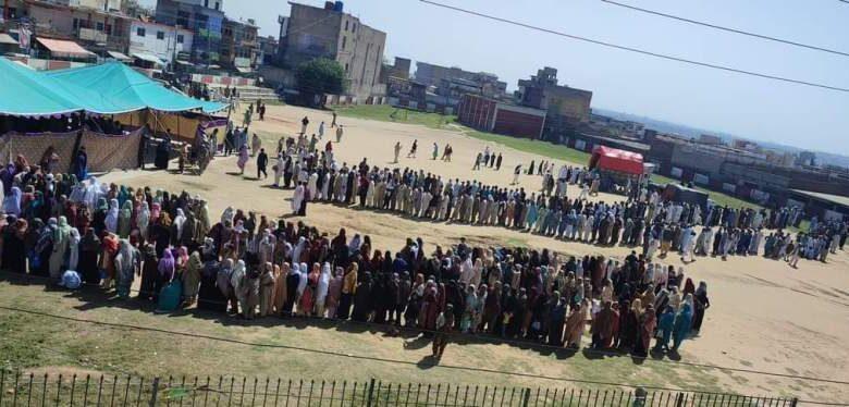 Kallar Syedan; Thousands line up for free flour and are sent home empty handed