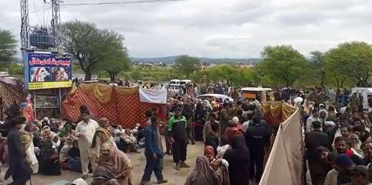 Kallar Syedan: Supply of free flour shifted to marriage hall, thousands of women and men were able to get free flour