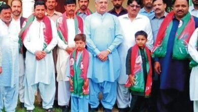 Kahuta: Minhas community in Panjwar village of Union Council Nara left PML-N and joined PTI.