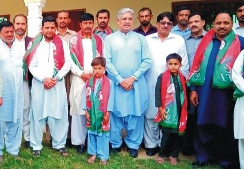 Kahuta: Minhas community in Panjwar village of Union Council Nara left PML-N and joined PTI.