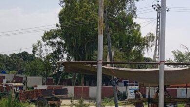 Kallar Syedan: A plaque bearing the name of Sadaqat Ali Abbasi, a former member of the National Assembly of PTI, is taken down in Choa Khalsa