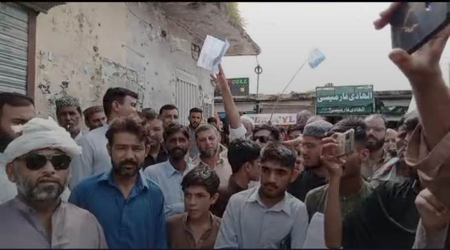 Gujar Khan: The people, fed up with the heavy electricity bills, staged a protest against WAPDA in Bewal