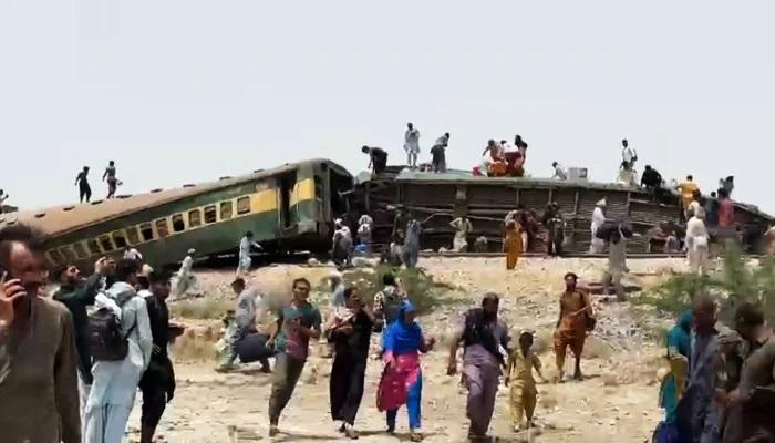 Rawat; Fatal accident on Hazara express to Rawalpindi, 35 dead