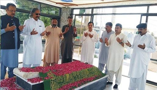 Kahuta: Colonel Muhammad Shabbir Awan specially attended the grave of Lance Naik Mahfouz Shaheed (Nishan Haider).