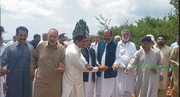 Kahuta: “Former MPA Raja Sagheer Ahmed and Ex-Chairman Raja Zafar Bagharvi Inaugurate Construction on Mator to Baghar Sharif Road”