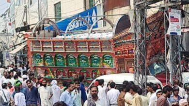 Kallar Syedan: “Truck Brake Failure Causes Devastation: 4 Cars and 3 Motorcycles Destroyed and people 4 Injured”