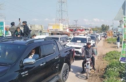 Kahuta: A large procession under the leadership of Raja Sagheer Ahmad left from Kahuta to Murree