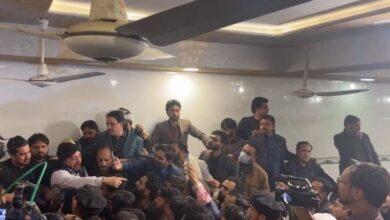 Kotli Sattian: The famous Pir Haq Khateeb of Pothwar region known as Chuf Chuf Sarkar and ARY presenter Iqrar ul Hasan face to face.