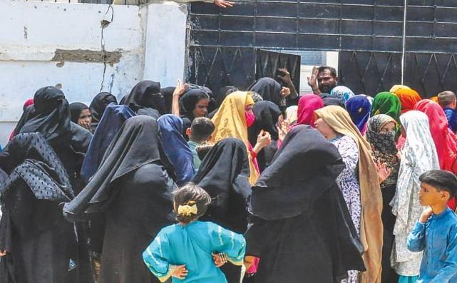 Kahuta: Distribution of funds on behalf of the Benazir income support program for women leads to long queues