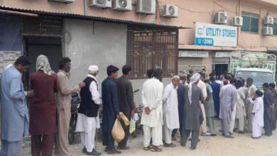Kallar Syedan: Long queues of men and women to get cheap flour at utility store