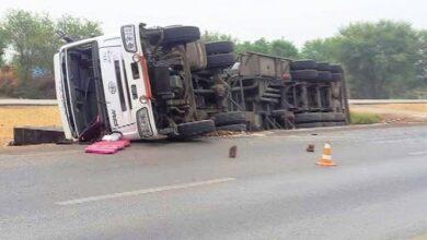 Kallar Syedan: An oil tanker overturned on Pindi Kahuta Road, the area was cordoned off and sealed by the administration.