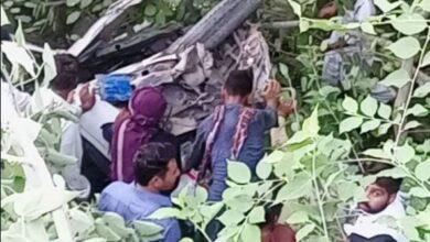 Kahuta: Vehicle full of passengers fell into a deep ditch at Batoha stop, 17 injured, 3 seriously injured.