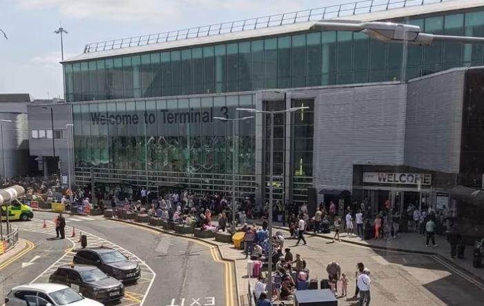 London; Major electricity cut stops Manchester Airport flights
