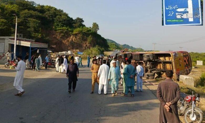Kahuta: Coaster Overturns Near Kahuta, 18 Injured While Avoiding Motorcycle Riders