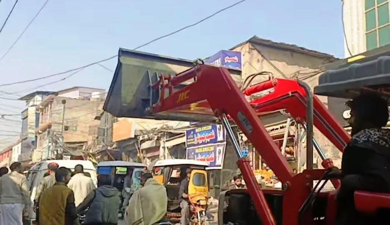 Kallar Syedan: First Anti-Encroachment Drive by Administration: Dozens of Shops and Stalls Demolished at Mureed Chowk