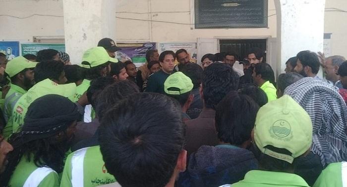 Kahuta: Workers’ Strike Over Unpaid Salaries Leaves Kahuta Drowning in Garbage