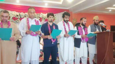 وفاقی وزیر ماربل نونین کے نو منتخب راہنماؤں سے حلف لیتے ہوئے