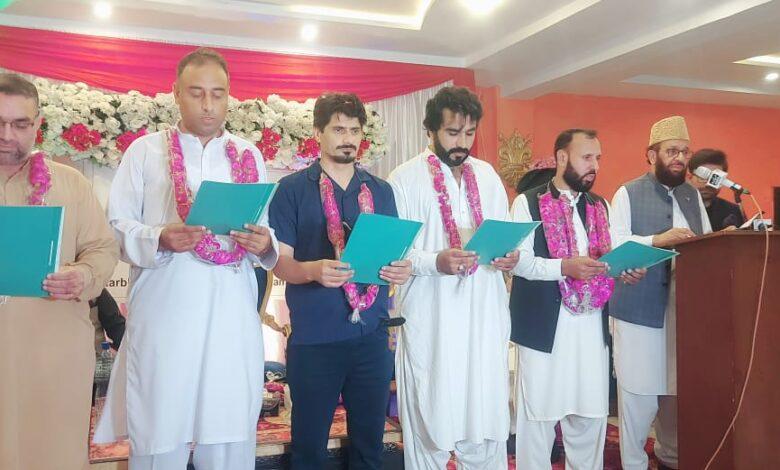 وفاقی وزیر ماربل نونین کے نو منتخب راہنماؤں سے حلف لیتے ہوئے