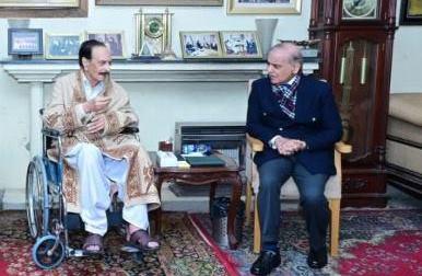 Rawat: Prime Minister Shehbaz Sharif Visits Raja Zafar-ul-Haq, Prays for His Speedy Recovery