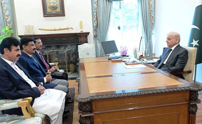 Kallar Syedan: PM Shehbaz Sharif Meets MNA Engineer Qamar-ul-Islam Raja to Discuss Governance and Regional Situation