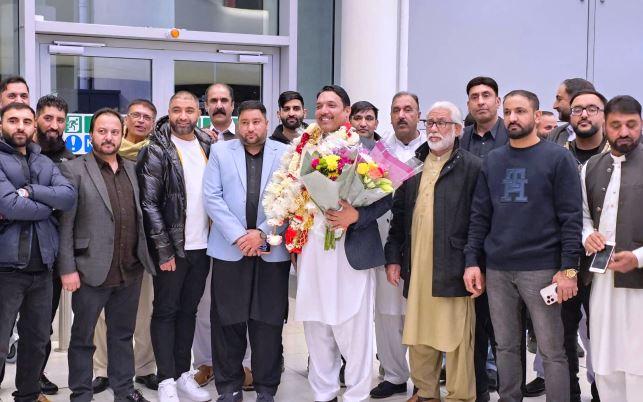 London: Renowned Pothwari Folk Singer Eitsham Gujjar Arrives in UK
