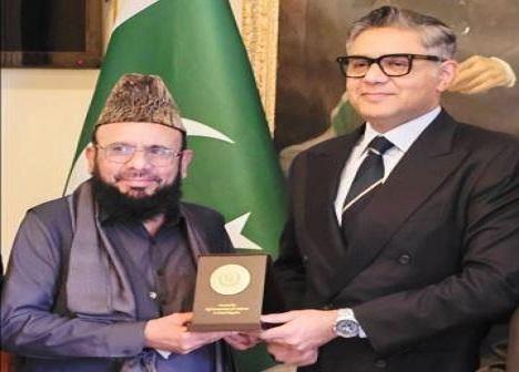 London: Allama Qazi Abdul Aziz Chishti Honoured with Prestigious Shield of Honour at Pakistan High Commission